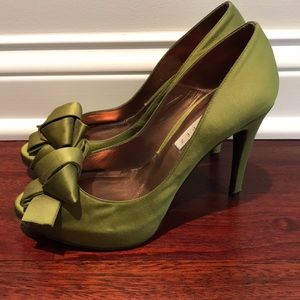Pura Lopez green satin bow pump